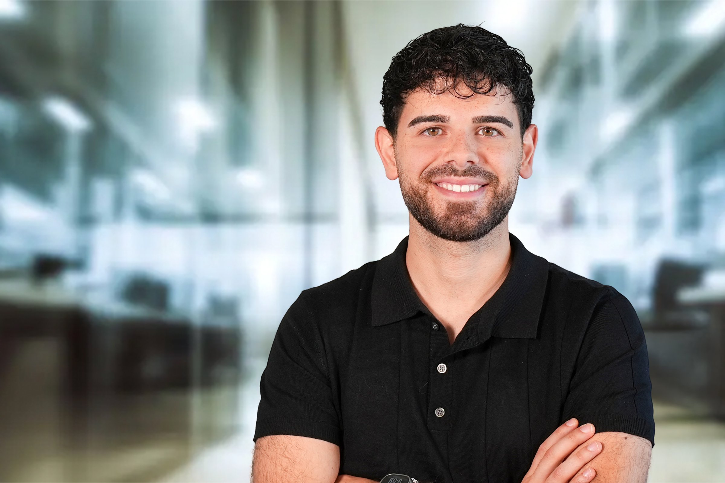 Ataberk Güner, junger Mann mit dunklen kurzen Haaren und Dreitagebart im schwarzen Polo