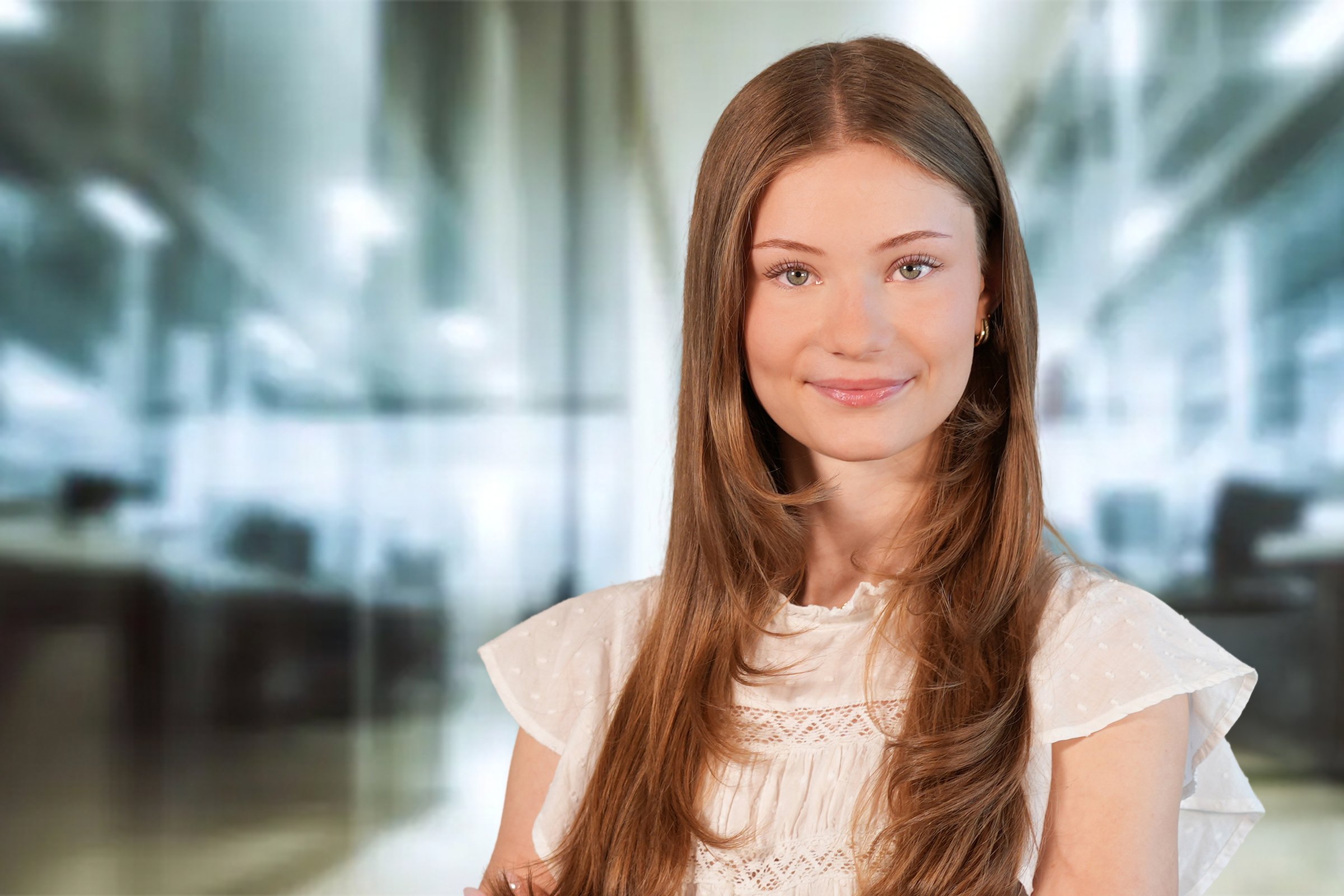 Emma Fix, junge Frau mit langen, braunen Haaren und Kurzarm Spitzenbluse