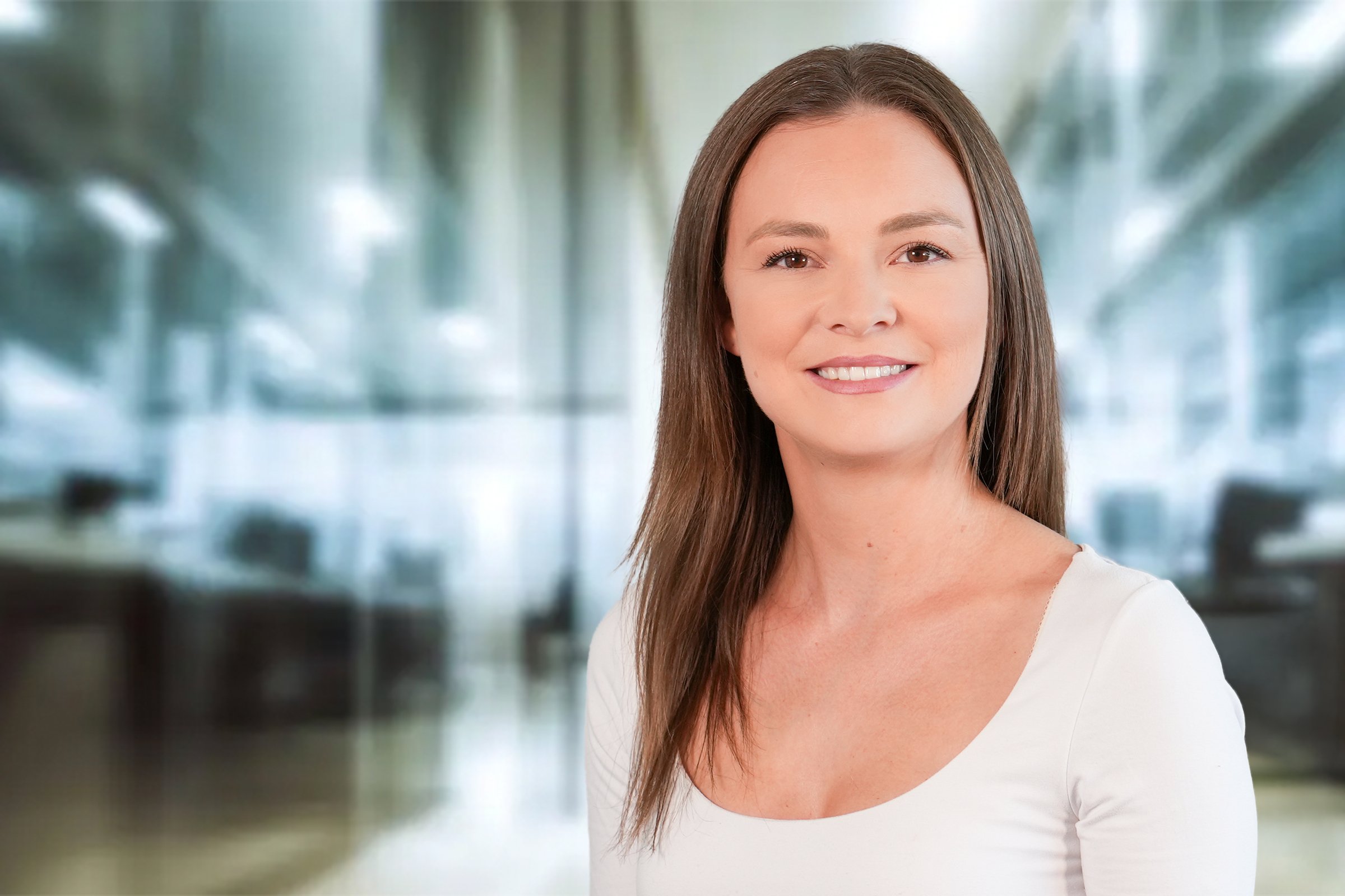 Jacqueline Kazenmaier, junge Frau mit langen, glatten, braunen Haaren und cremefarbenen Langarmshirt