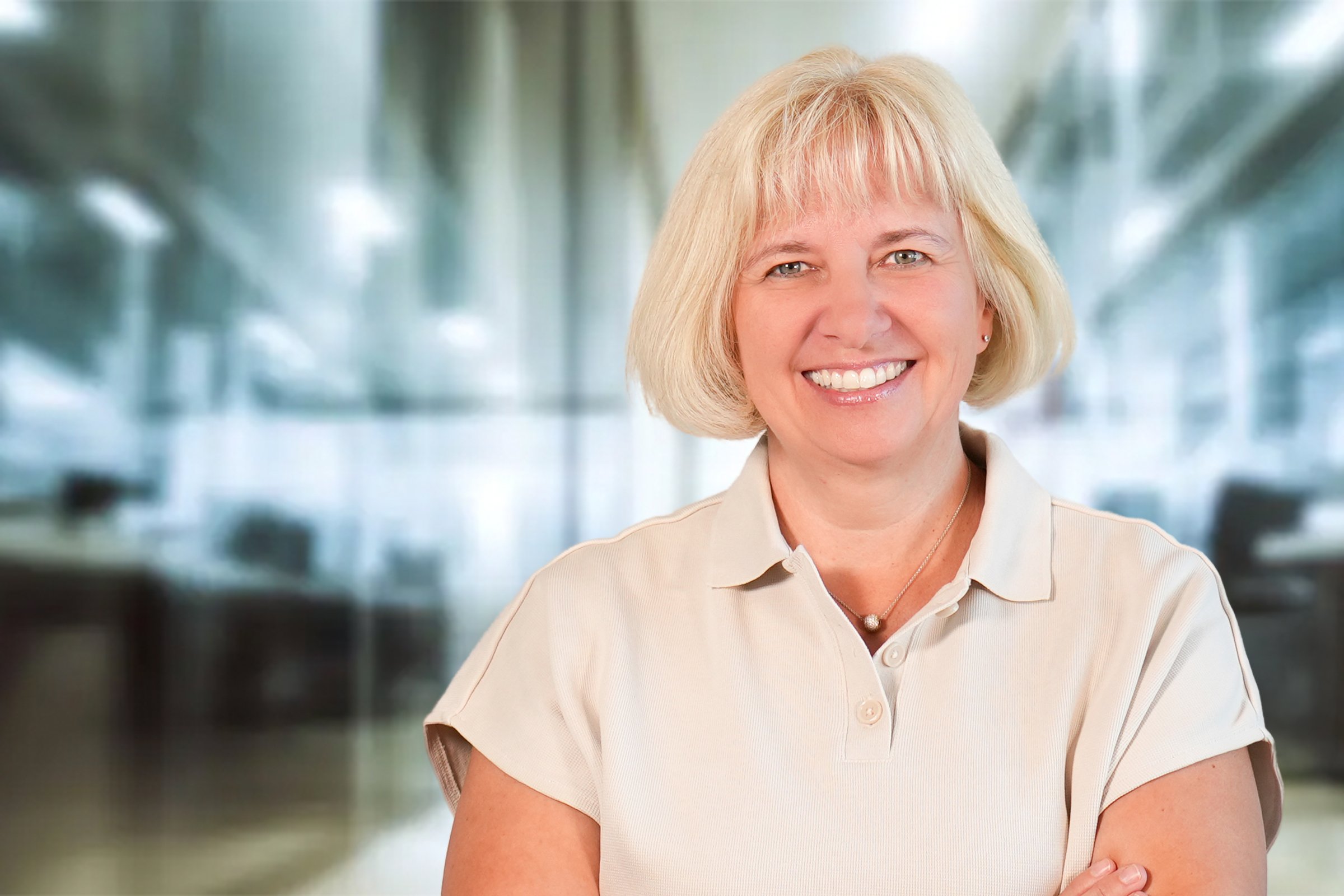 Sonja Zimmermann, Frau mit blonden Bob und Ponny im beigefarbenen Poloshirt