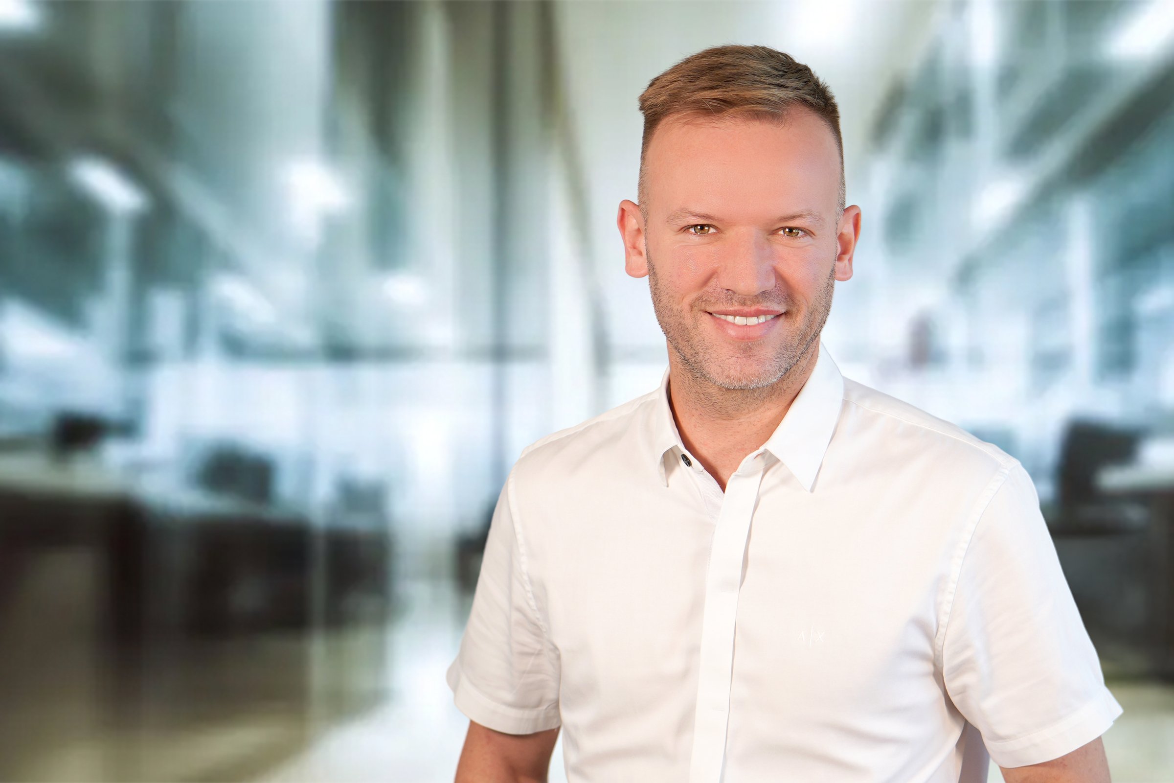 Stanislav Popov, junger Mann mit mittelblonden, kurzen Haaren und Dreitagebart im weißen Kurzarmhemd